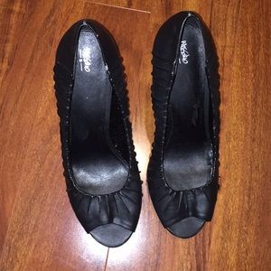 Peep toe rouched black heels